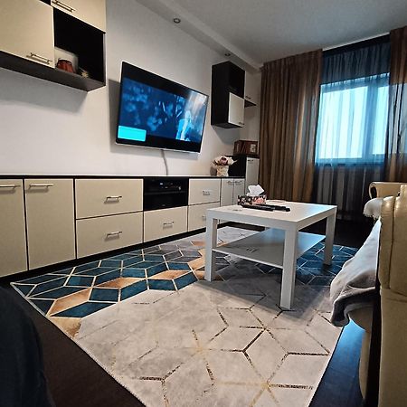 פלוייסטי Adrian Home 3 Rooms Apartment מראה חיצוני תמונה