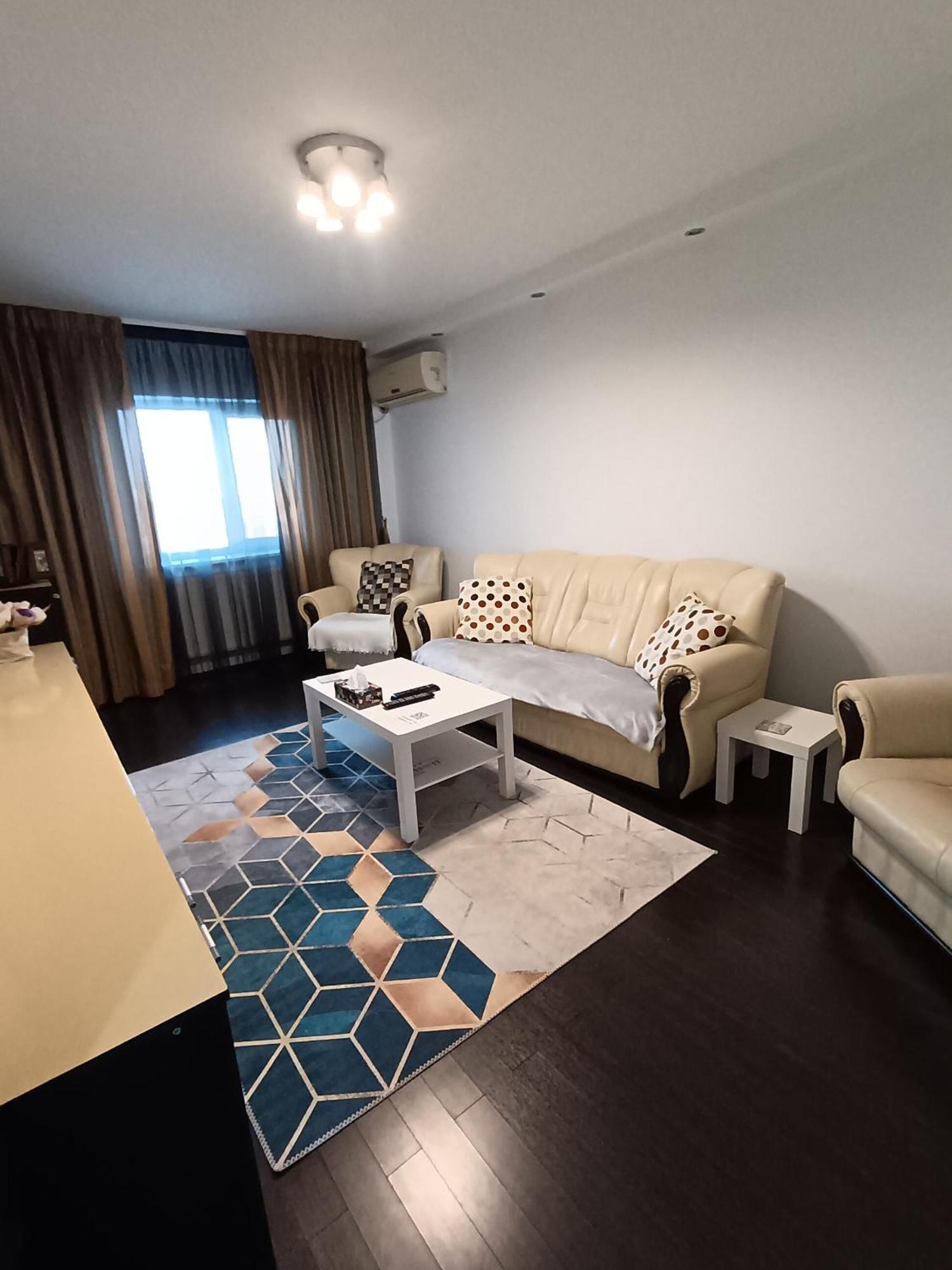 פלוייסטי Adrian Home 3 Rooms Apartment מראה חיצוני תמונה