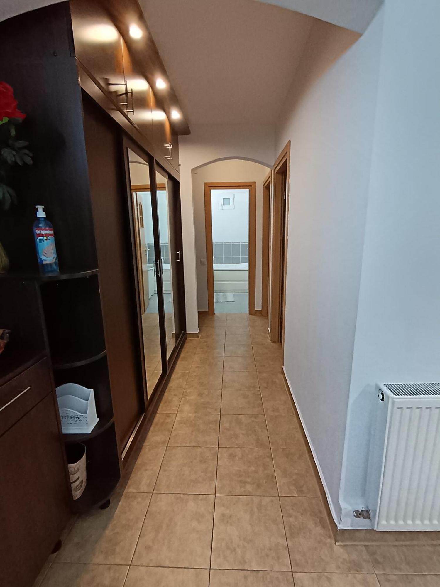 פלוייסטי Adrian Home 3 Rooms Apartment מראה חיצוני תמונה